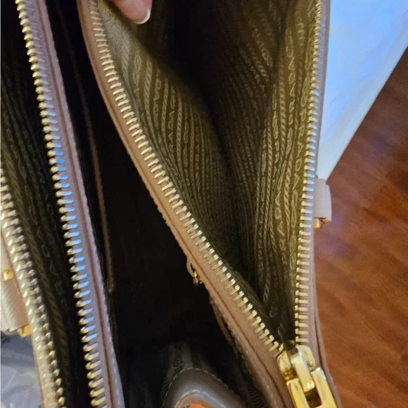 Prada Cammeo Saffiano Lux leather Bag medium authentic slightly used with strap - Picture 12 of 16